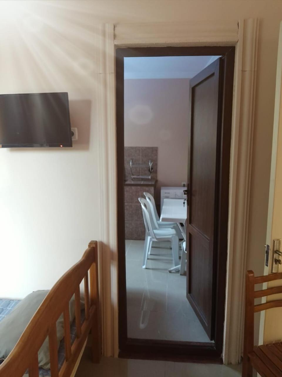 Hotel Lotus Уреки Екстериор снимка